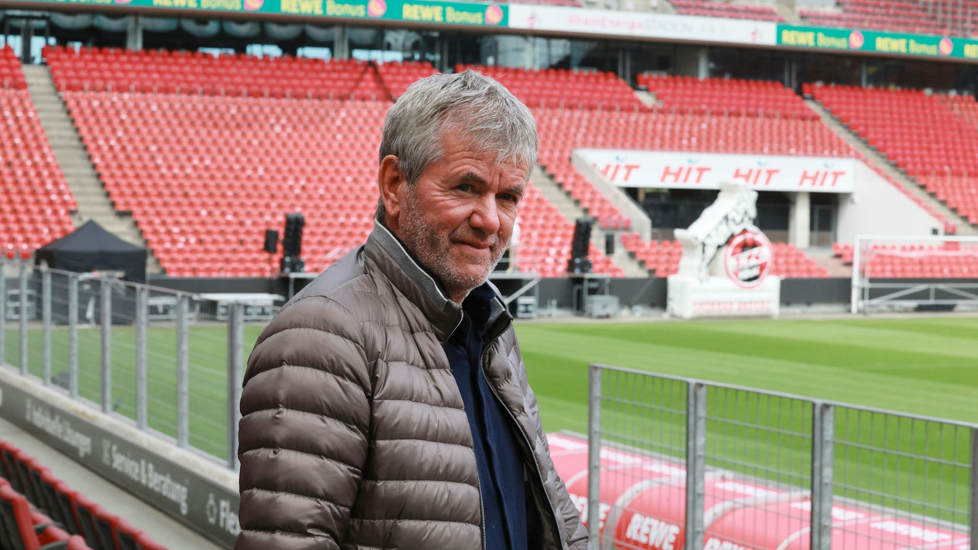 Friedhelm Funkel bei seiner Vorstellung am 5. Mai 2025 im Rhein-Energie-Stadion.
