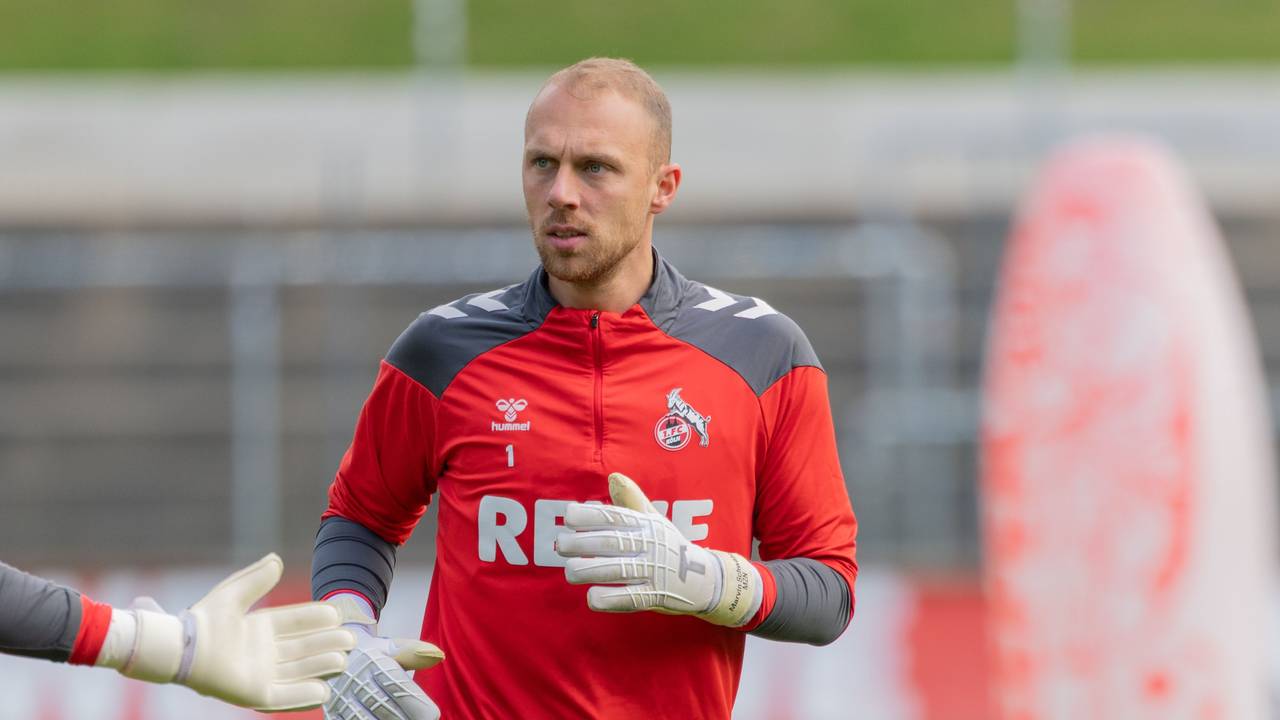 Torhüter Marvin Schwäbe nimmt am Training des 1. FC Köln teil.