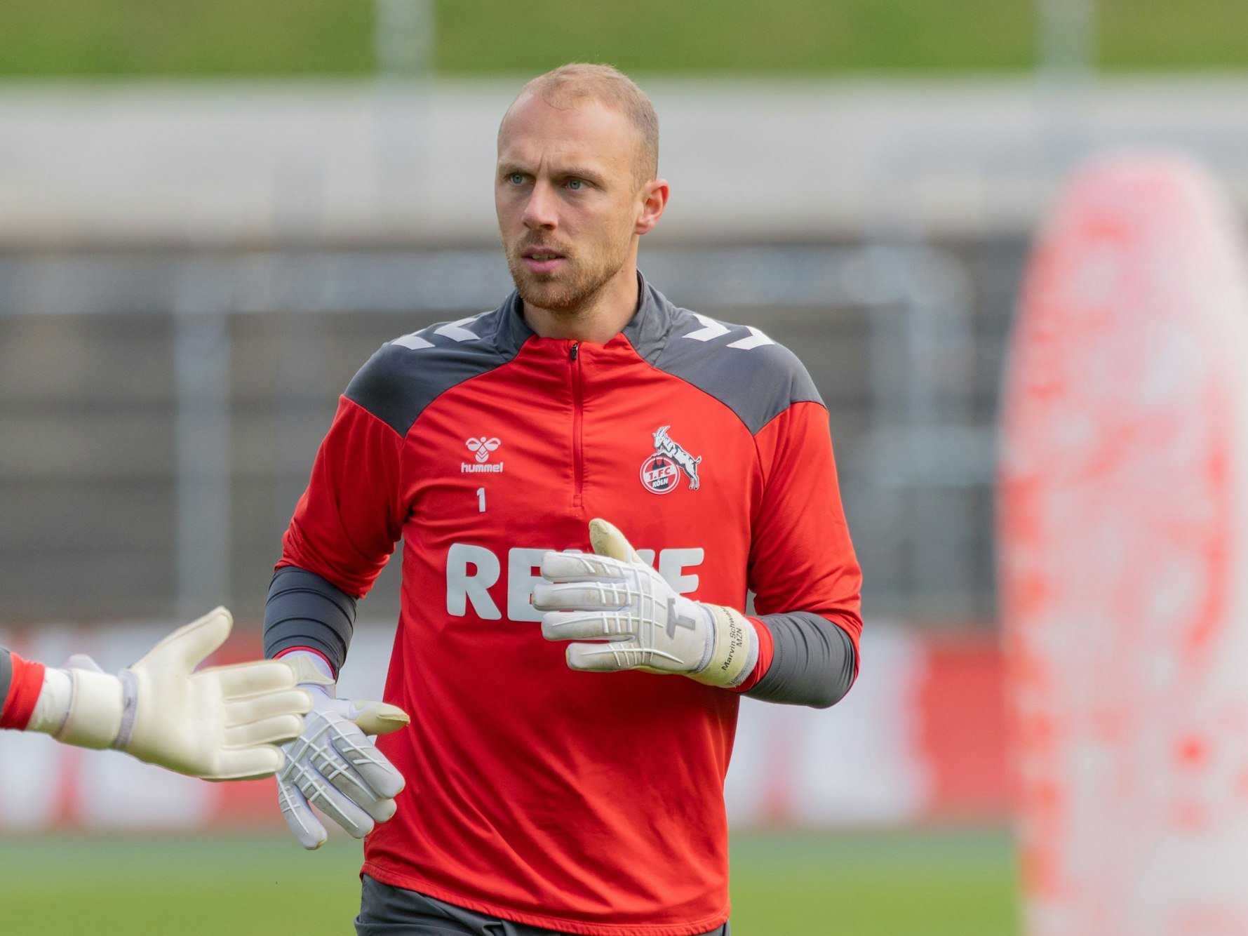 Torhüter Marvin Schwäbe nimmt am Training des 1. FC Köln teil.
