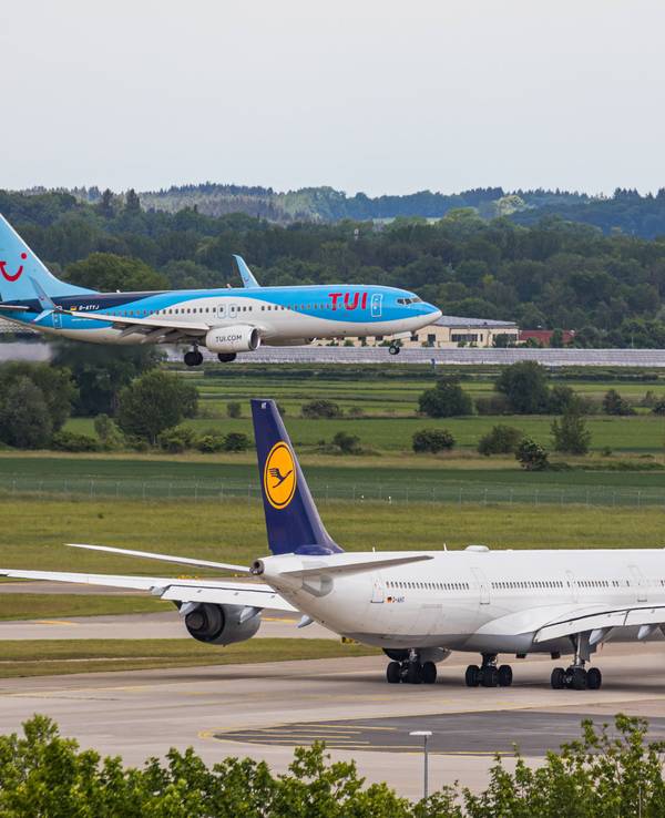 Maschinen von Tuifly und Lufthansa stehen am Flughafen München.