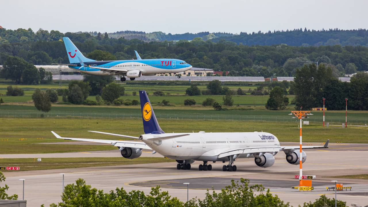 Maschinen von Tuifly und Lufthansa stehen am Flughafen München.