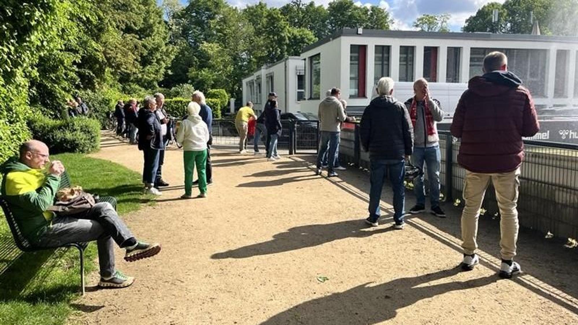 Einige Fans sind schon frühzeitig zum Geißbockheim gepilgert.