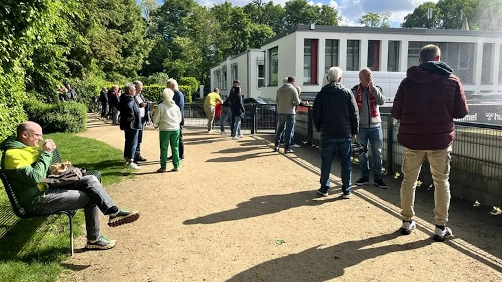 Einige Fans sind schon frühzeitig zum Geißbockheim gepilgert.
