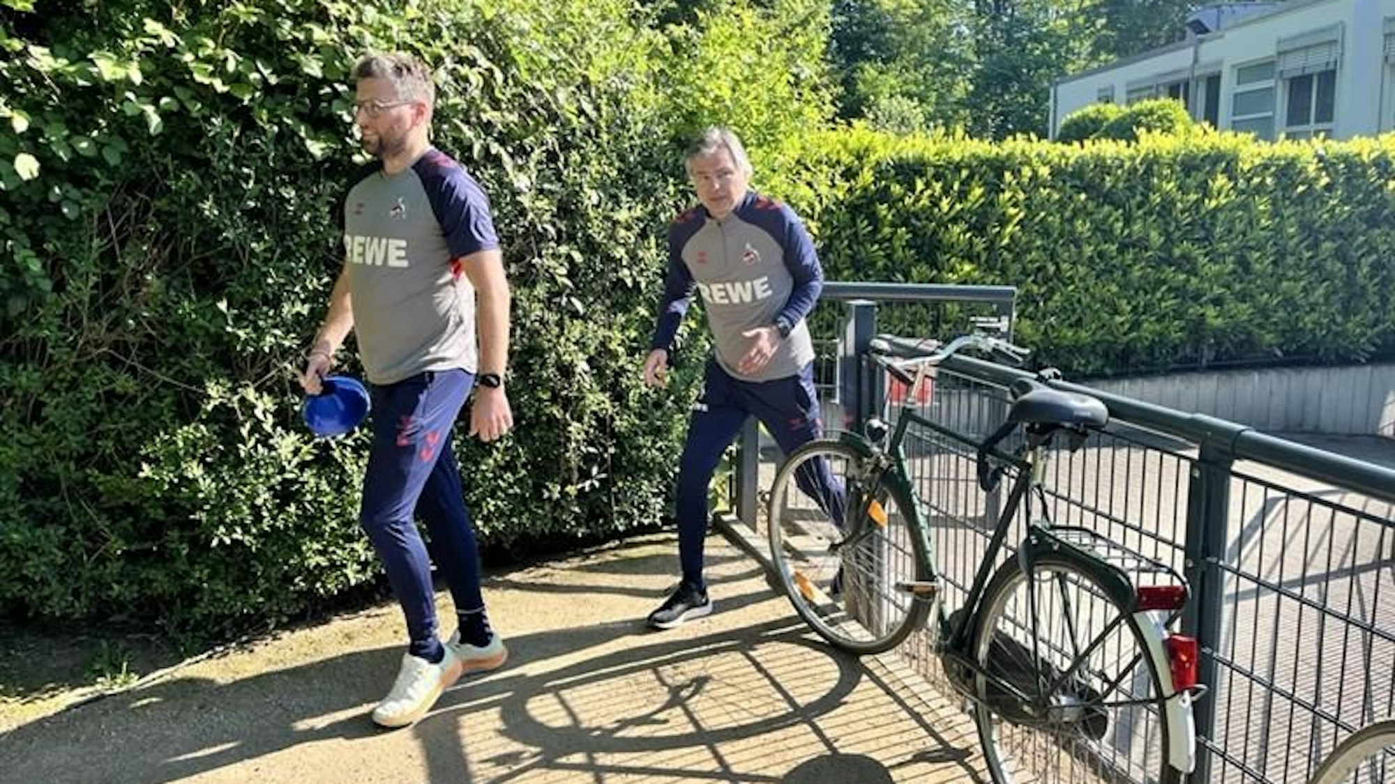 Das FC-Trainerteam am Geißbockheim auf dem Weg zum Trainingsplatz.