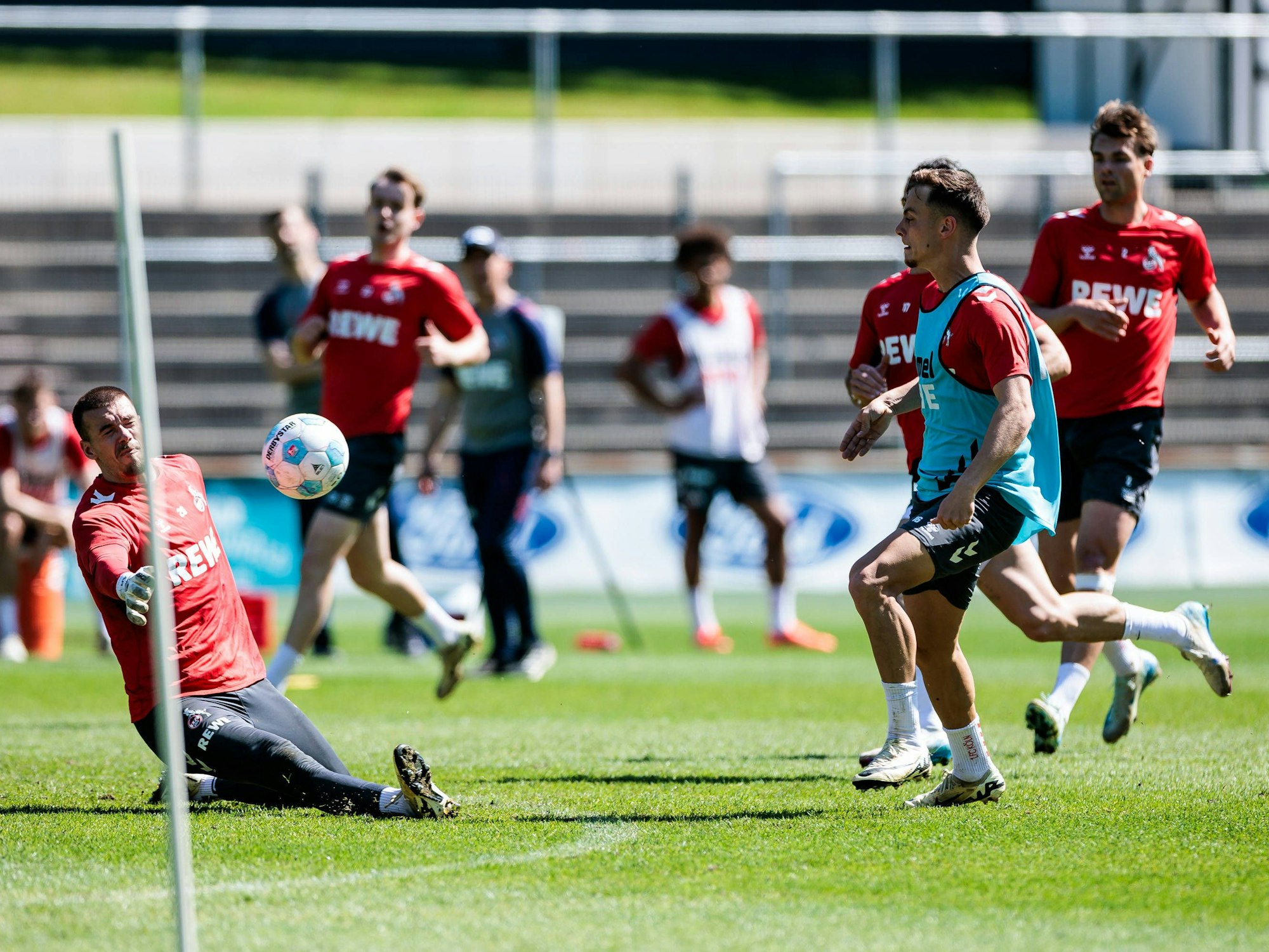 Anthony Racioppi pariert im Training einen Schuss von Marvin Obuz.