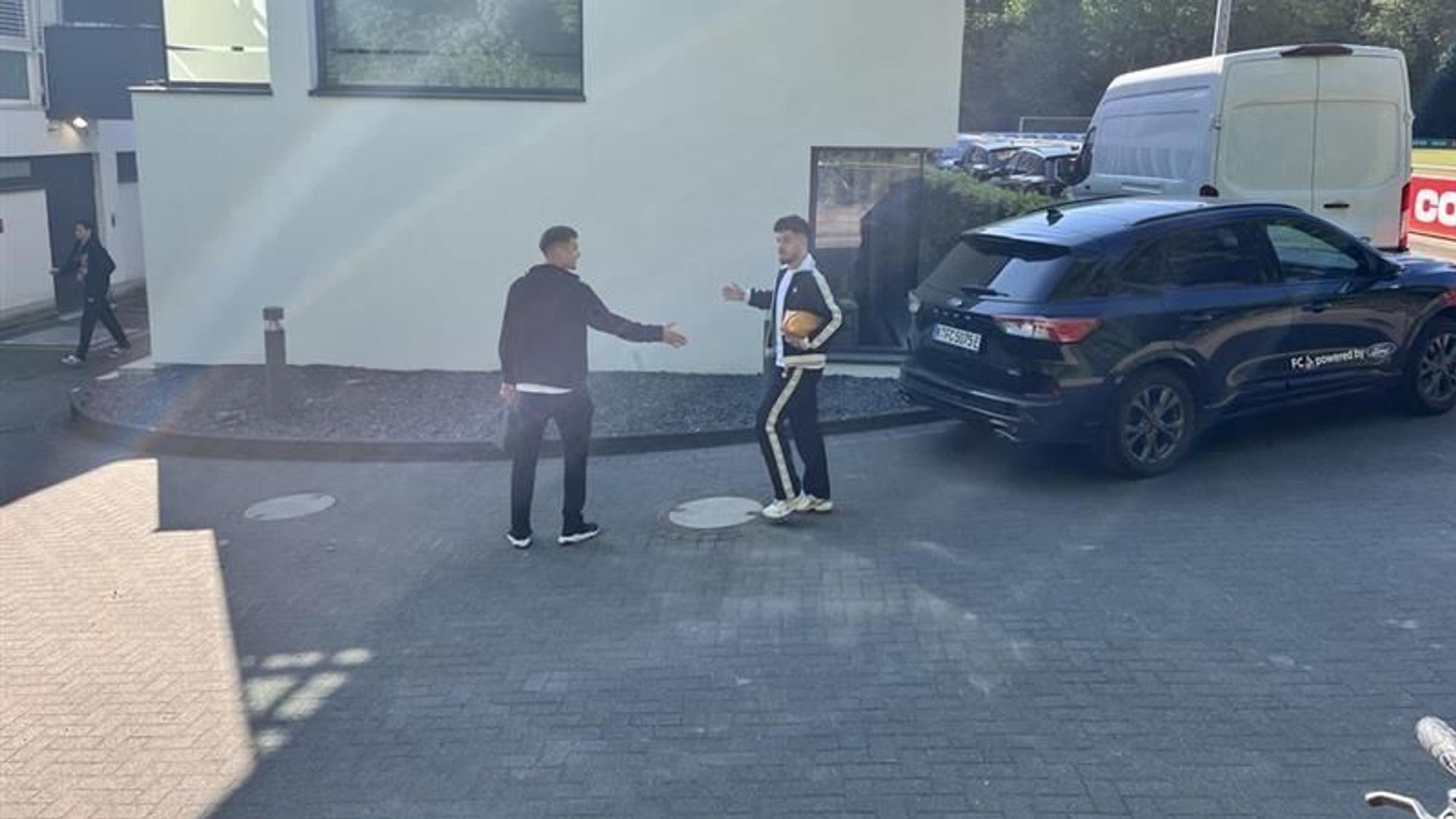 Die FC-Profis kommen am Trainingsplatz an.