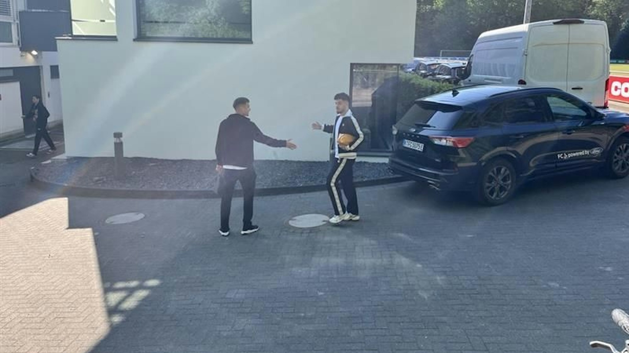 Die FC-Profis kommen am Trainingsplatz an.