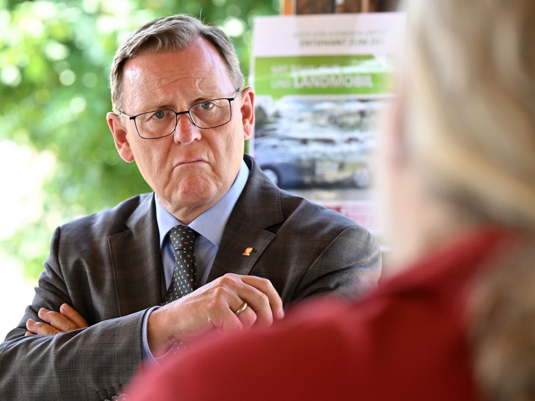 Bodo Ramelow (Die Linke), damaliger Ministerpräsident von Thüringen, informiert sich im Juni 2022 über das Projekt "Land.Mobil" in Großbrembach, einem Ortsteil von Buttstädt.