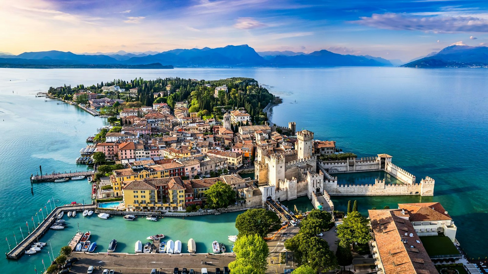 Sirmione ist einer der malerischsten Orte am Gardasee - und einer der meistbesuchten. (Bild: FooTToo)