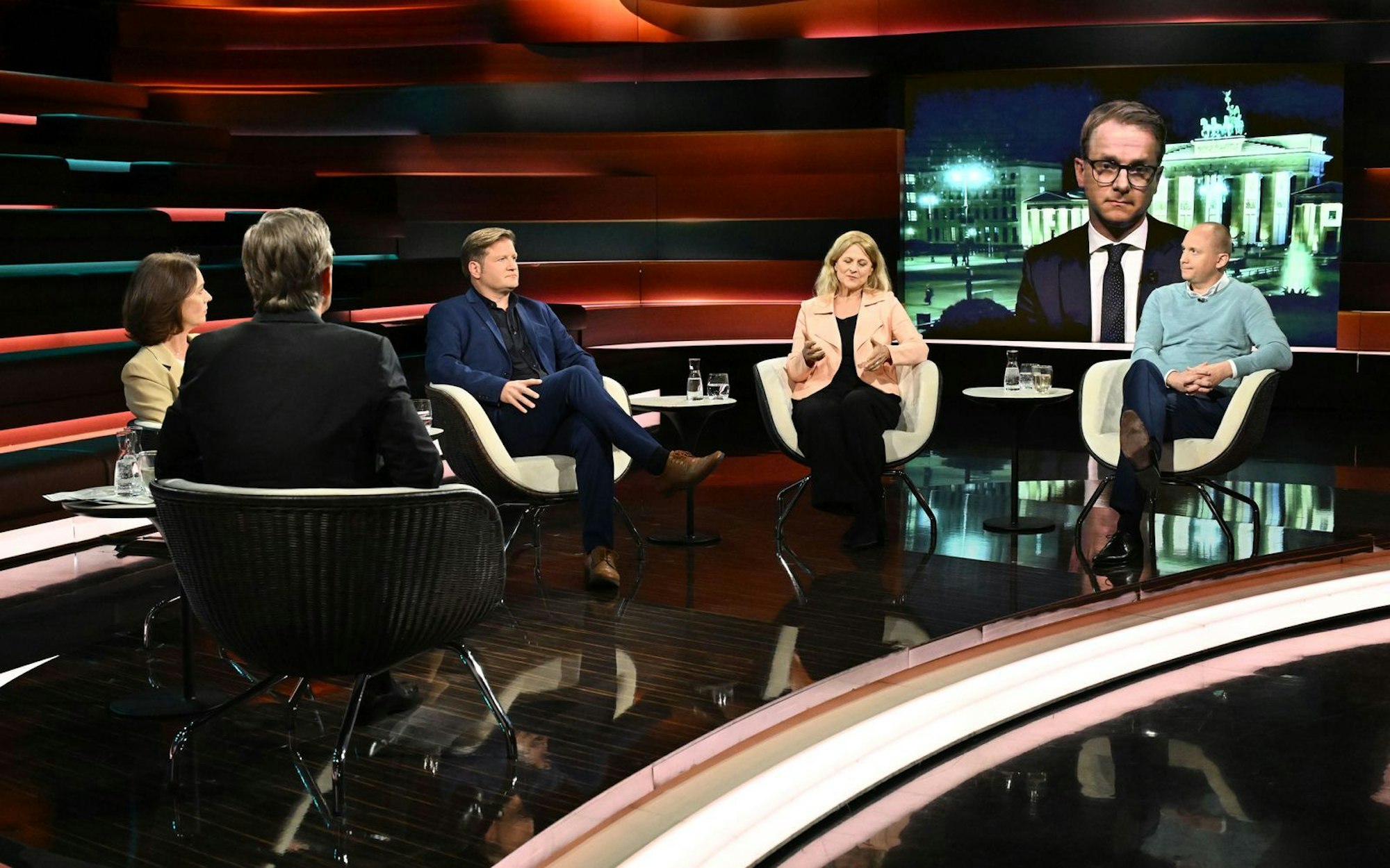 CDU-Generalsekretär Carsten Linnemann war aus Berlin zugeschaltet und versprach, dass Friedrich Merz trotz des aktuellen Wahl-Krimis ein „erfolgreicher Kanzler“ werden wird. (Bild: ZDF / Cornelia Lehmann)