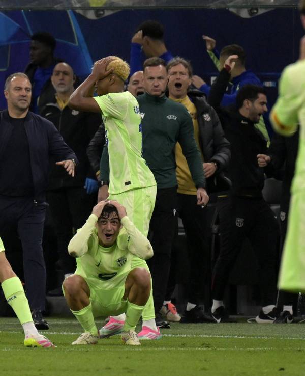 Die fassungslosen Spieler des FC Barcelona nach dem Elfmeter-Pfiff für Inter Mailand im Halbfinale der Champions League.