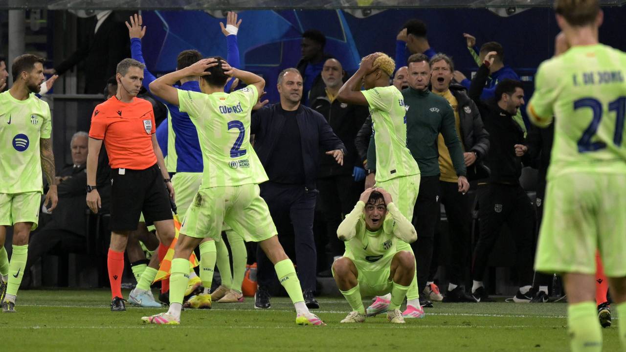 Die fassungslosen Spieler des FC Barcelona nach dem Elfmeter-Pfiff für Inter Mailand im Halbfinale der Champions League.