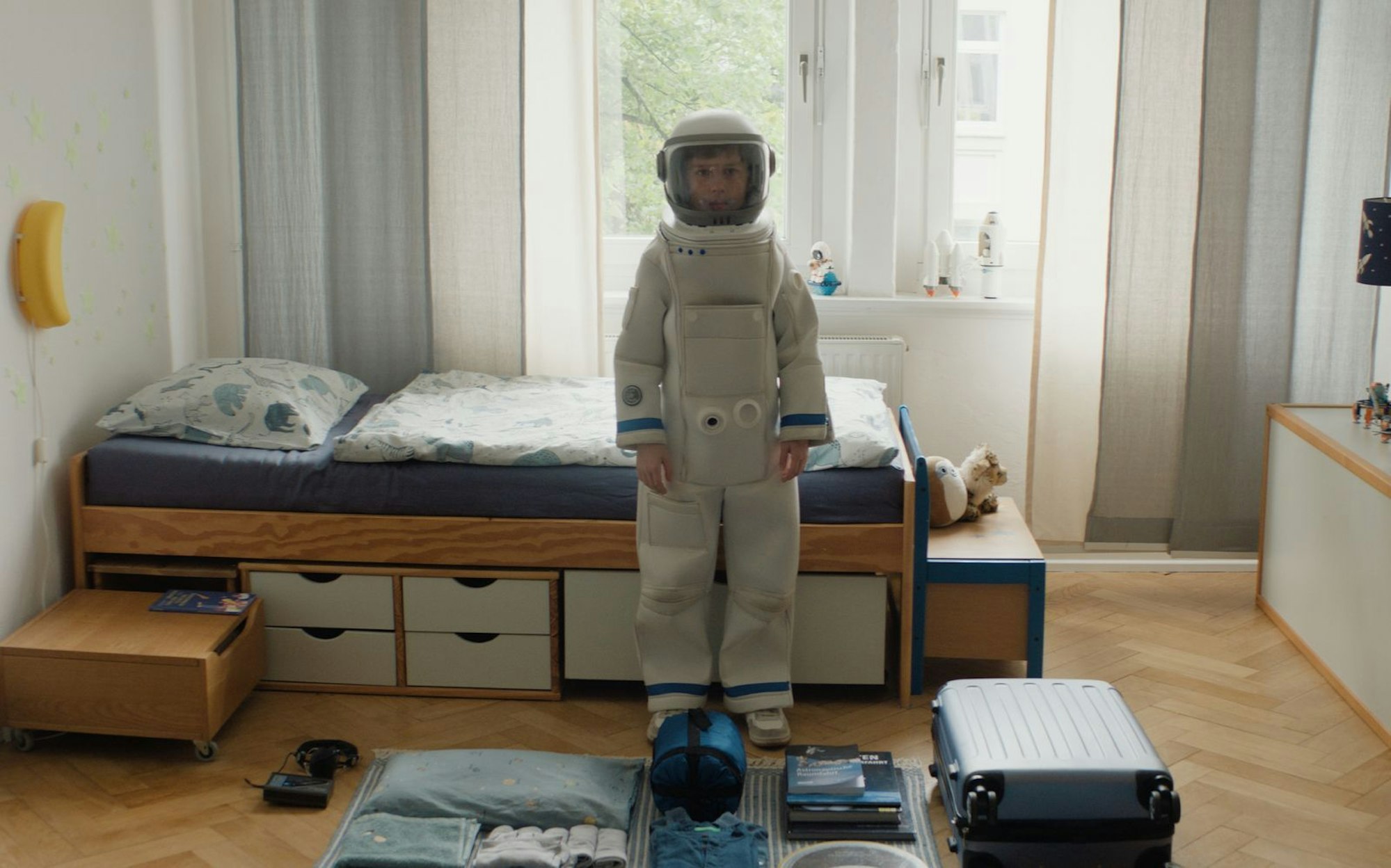 Die Koffer sind gepackt, der Raumanzug sitzt: „Grüße vom Mars“ erzählt von einem autistischen Jungen (Theo Kretschmer), der hoch hinaus will. (Bild: Farbfilm Verleih)
