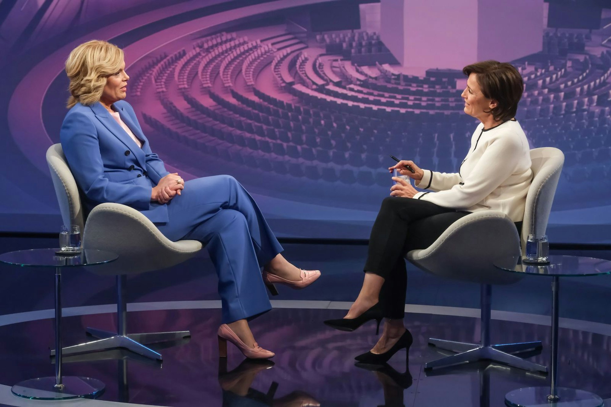 „Es war so nicht geplant“, gibt Bundestagspräsidentin Julia Klöckner im Gespräch mit Sandra Maischberger zu. (Bild: WDR / Oliver Ziebe)
