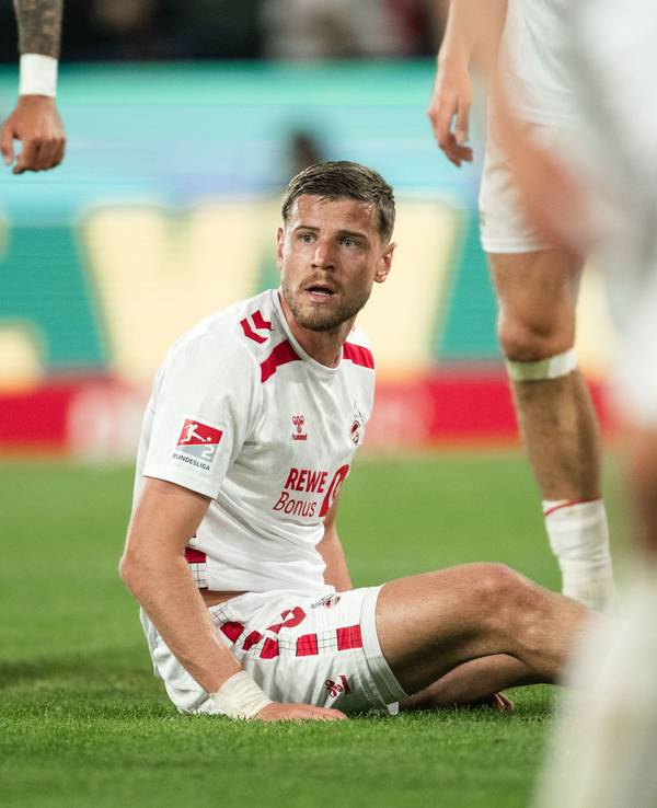 Kölns Imad Rondic sitzt nach einer vergebenen Torchance auf dem Rasen.