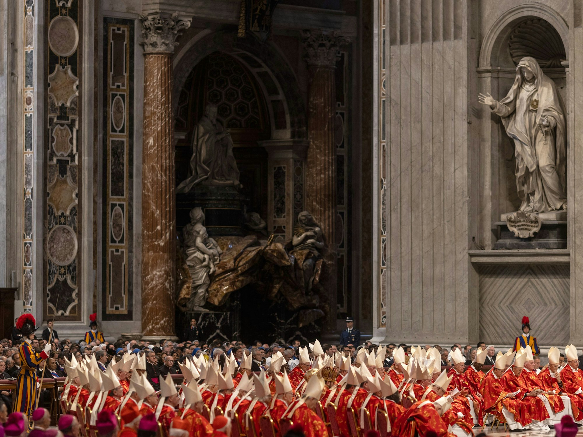Kardinäle feiern die Messe „Pro eligendo Romano Pontefice“ im Petersdom.