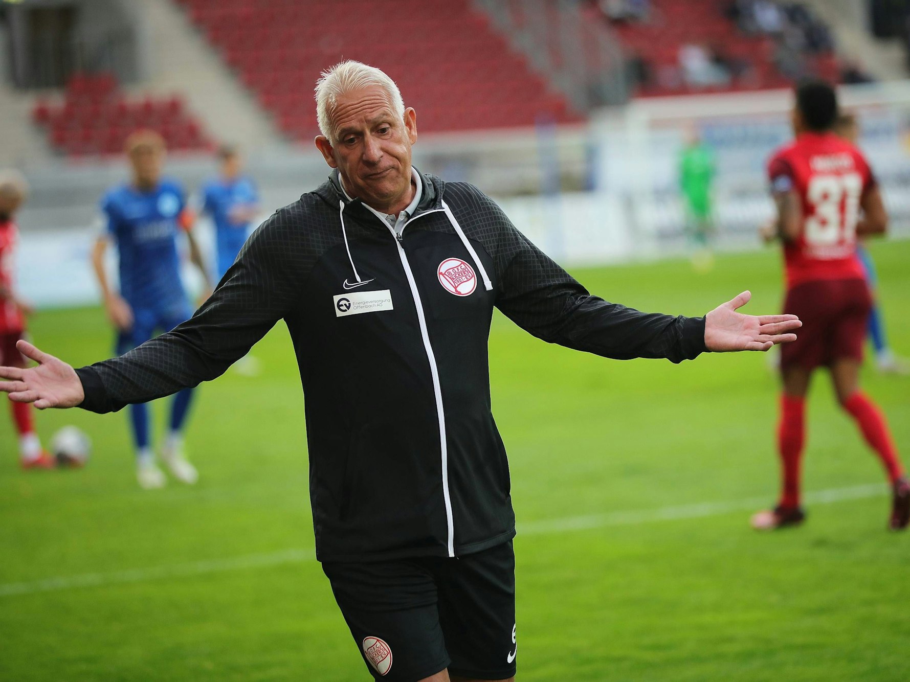 Christian Neidhart für die Kickers Offenbach an der Seitenlinie.