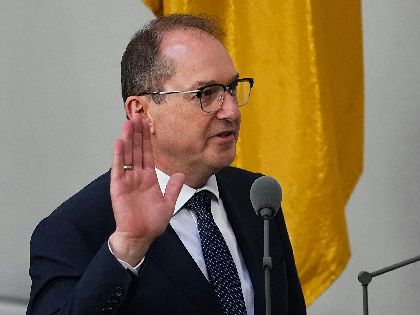 Der neue Bundesinnenminister Alexander Dobrindt (CSU, hier bei seiner Vereidigung) hat eine Entscheidung getroffen.