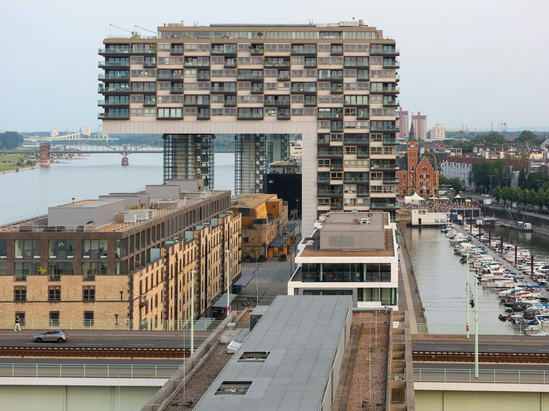 Das Kranhaus Nord am 19. August 2024 in Köln. Hier wird eine Wohnung zwangsversteigert.