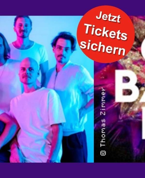 Links die fünfköpfige Band Cat Ballou in einem stilvollen, blau-violett ausgeleuchteten Portrait. Rechts daneben befindet sich das farbenfrohe Bandlogo auf funkelndem Hintergrund.