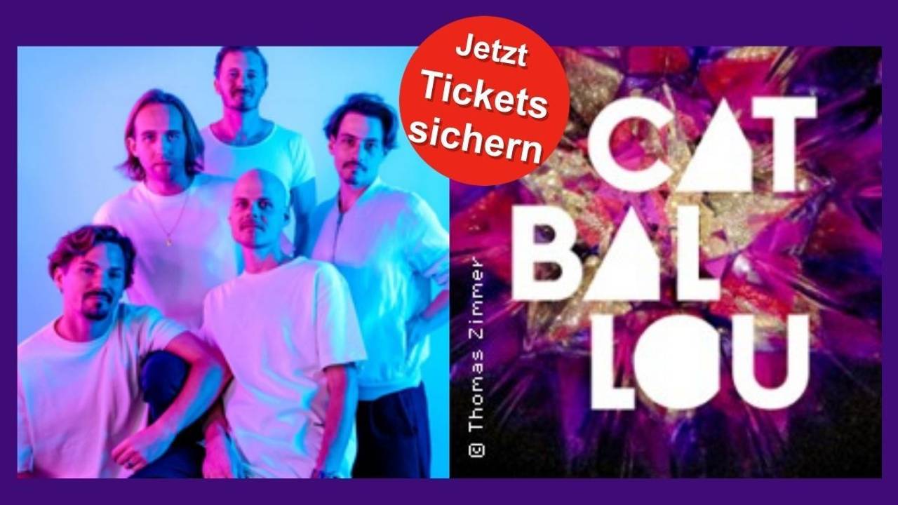 Links die fünfköpfige Band Cat Ballou in einem stilvollen, blau-violett ausgeleuchteten Portrait. Rechts daneben befindet sich das farbenfrohe Bandlogo auf funkelndem Hintergrund.