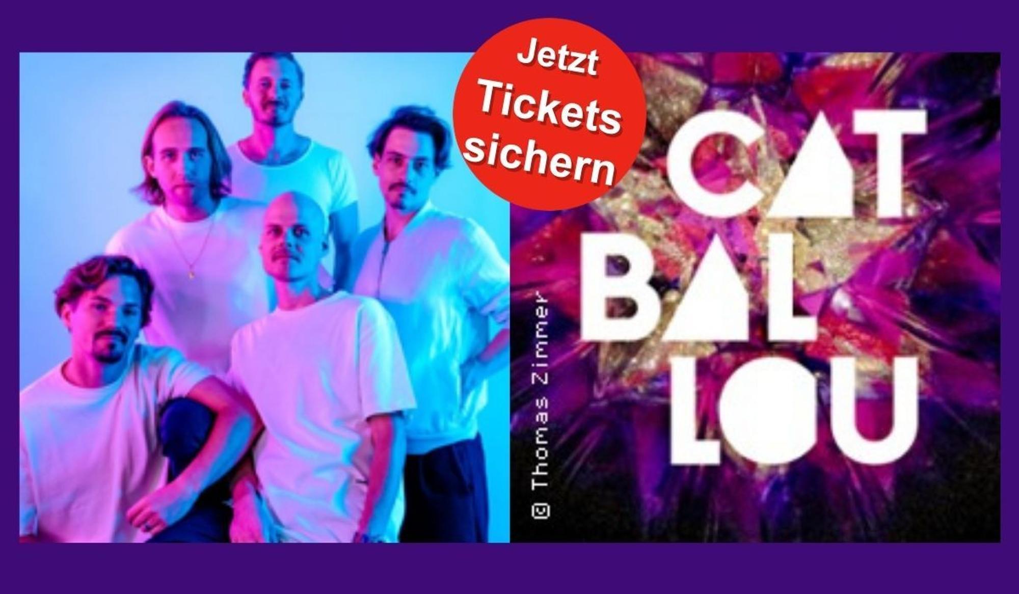 Links die fünfköpfige Band Cat Ballou in einem stilvollen, blau-violett ausgeleuchteten Portrait. Rechts daneben befindet sich das farbenfrohe Bandlogo auf funkelndem Hintergrund.