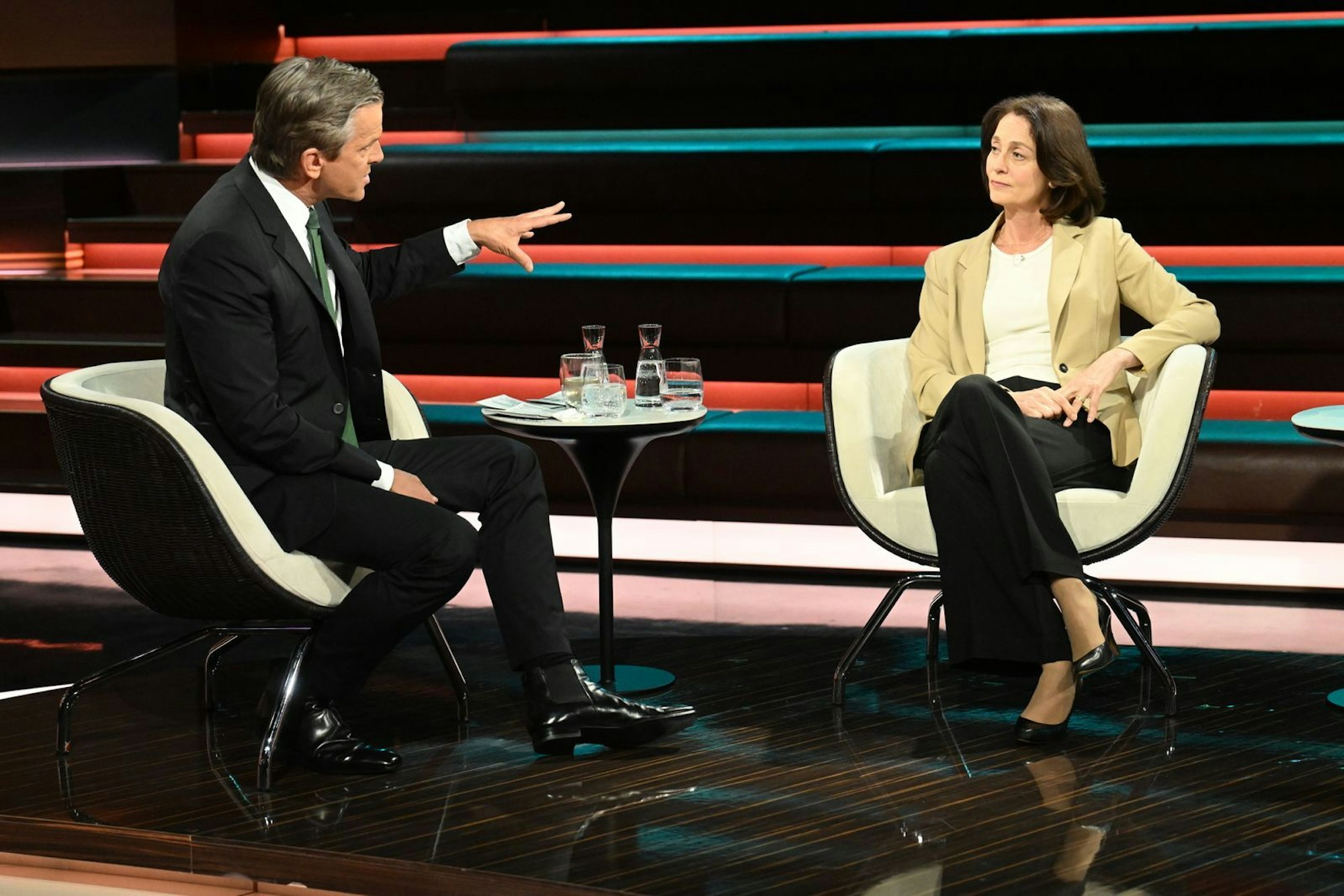 SPD-Politikerin Katarina Barley sah kein Problem im Zeitpunkt des AfD-Gutachtens. Eine Meinung, die Markus Lanz nicht teilen konnte. (Bild: Cornelia Lehmann / ZDF)