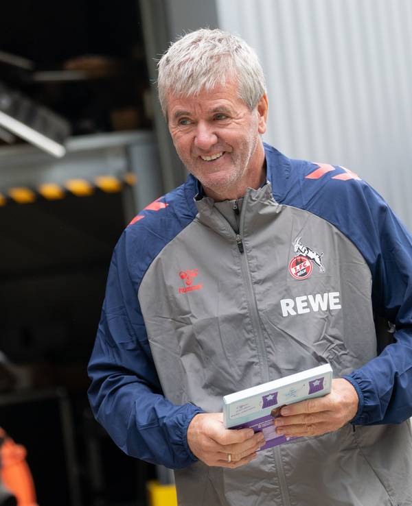 Friedhelm Funkel geht beim 1. FC Köln Richtung Trainingsplatz.
