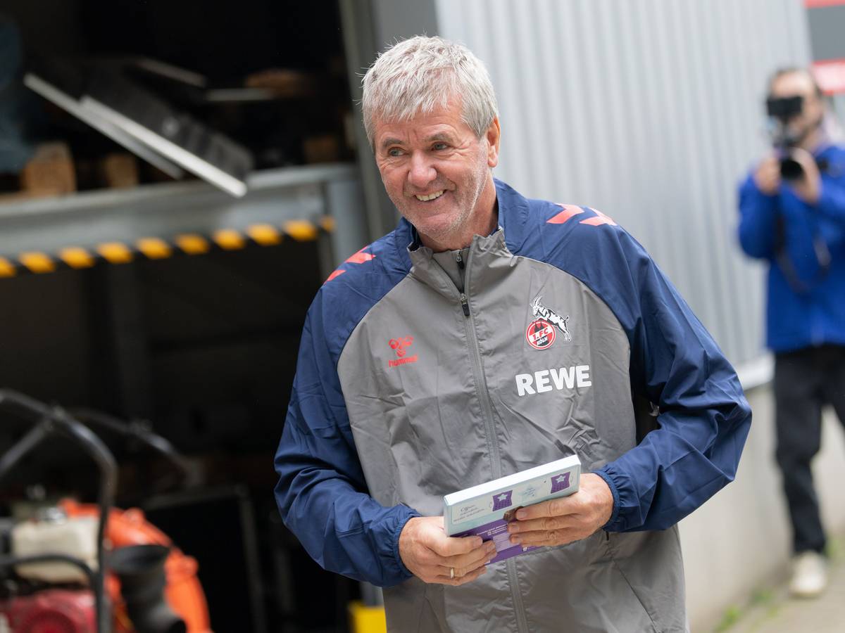 Friedhelm Funkel geht beim 1. FC Köln Richtung Trainingsplatz.