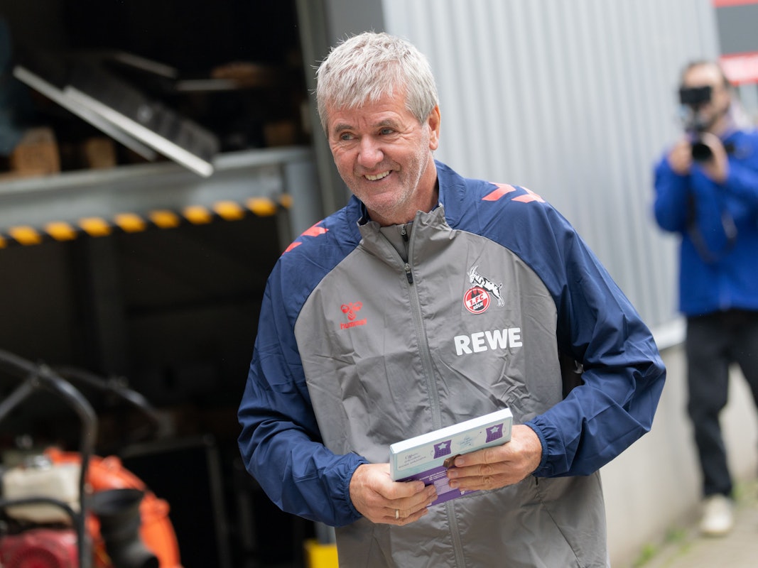 Friedhelm Funkel geht beim 1. FC Köln Richtung Trainingsplatz.