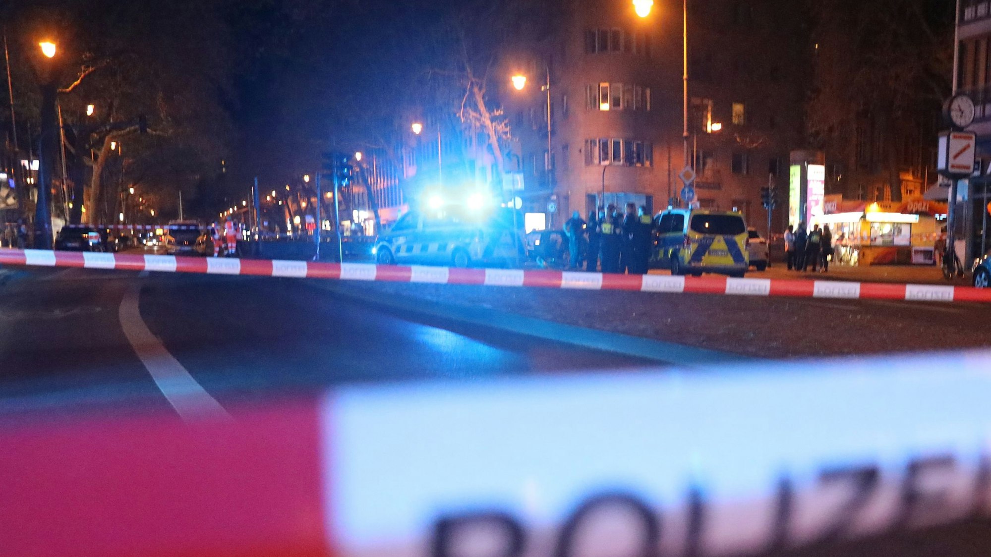 Die Polizei hat eine Unfallstelle in Köln mit Flatterband abgesperrt (Archivfoto)