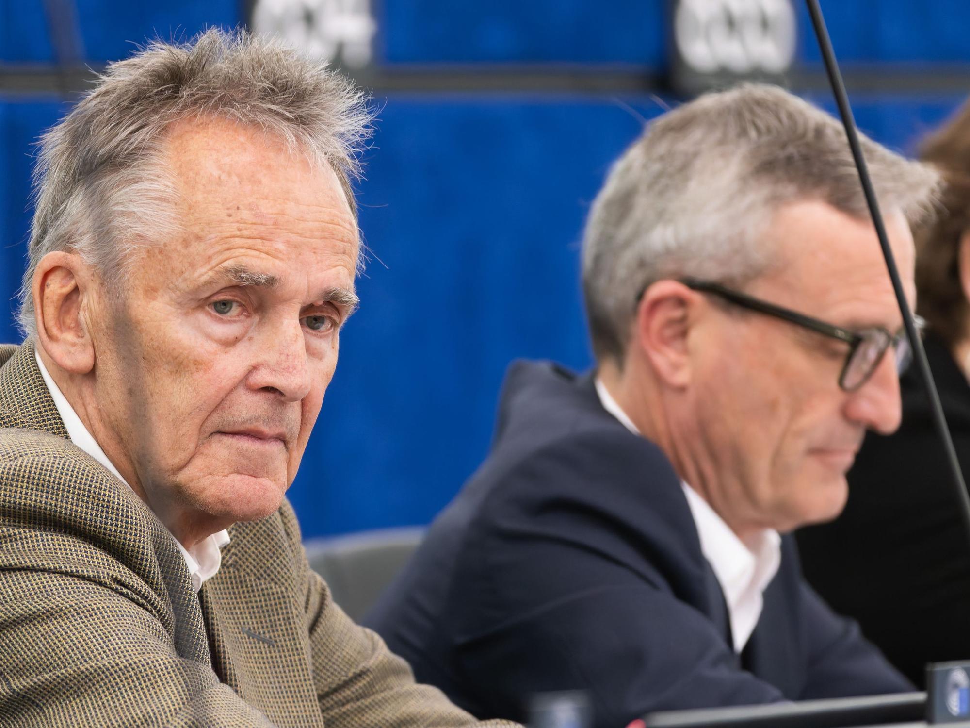 07.05.2025, Frankreich, Straßburg: Michael von der Schulenburg (M, BSW) sitzt im Plenarsaal des Europäischen Parlaments.