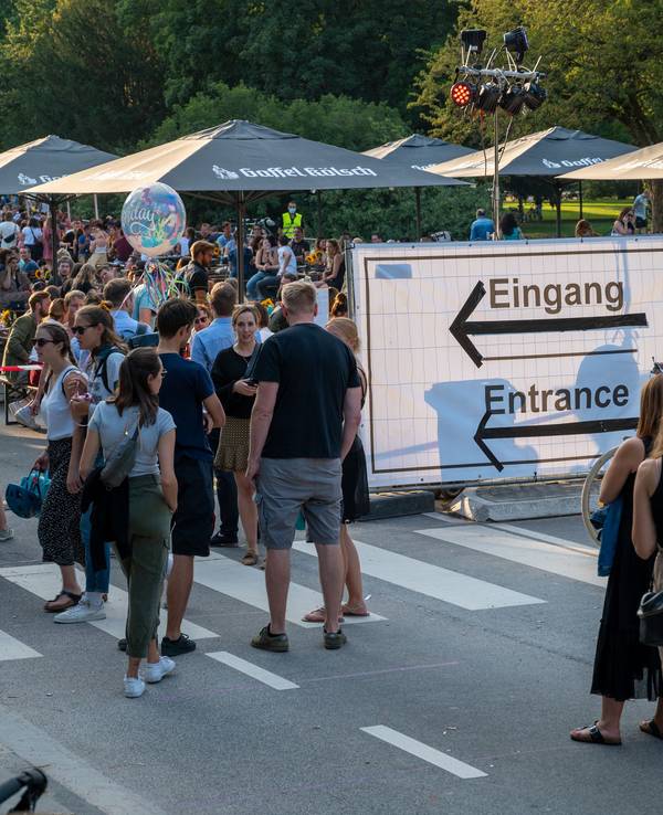 Warteschlange am Eingang eines Pop-up-Biergartens.