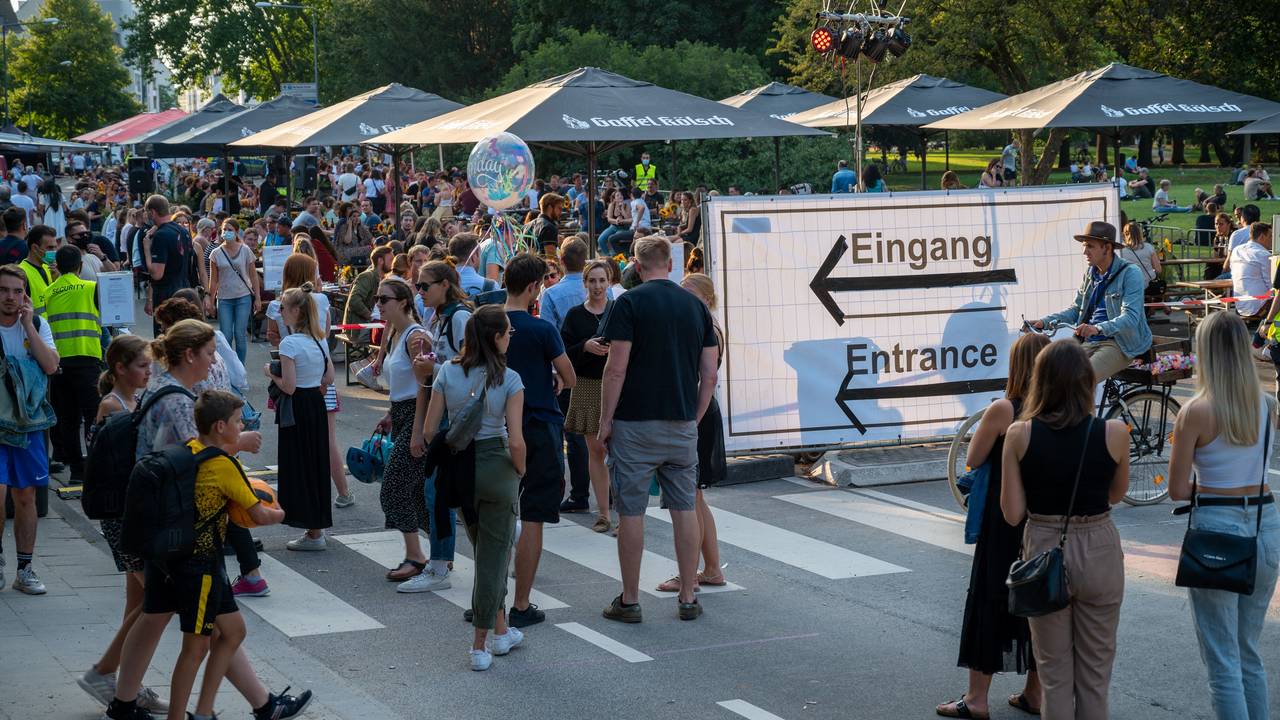 Warteschlange am Eingang eines Pop-up-Biergartens.