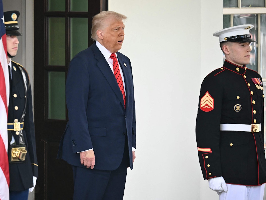 Eine Szene, die für Spekulationen sorgt: US-Präsident Donald Trump wartet am 6. Mai vor dem Weißen Haus auf die Ankunft von Kanadas Premier Mark Carney.