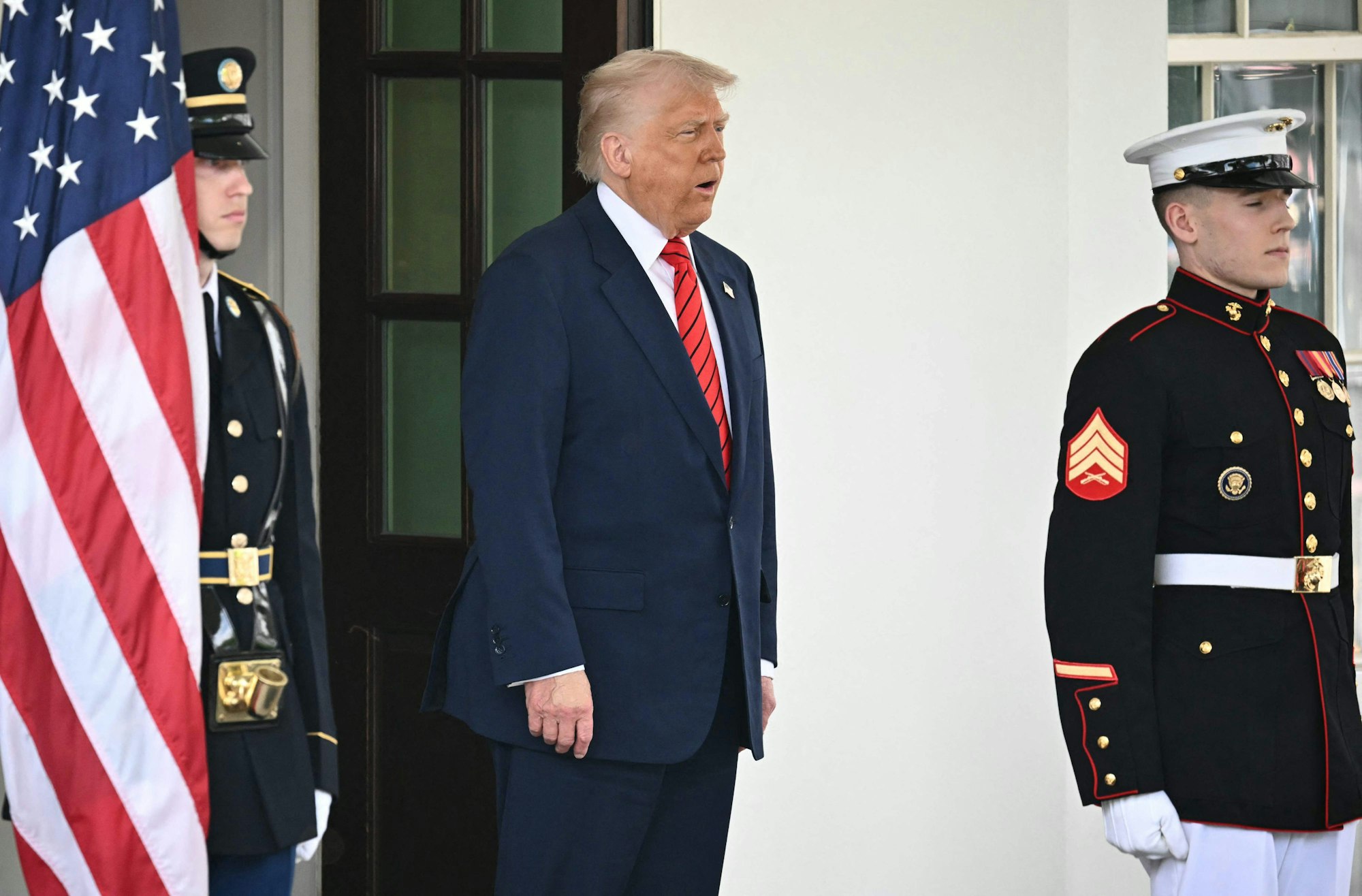 Eine Szene, die für Spekulationen sorgt: US-Präsident Donald Trump wartet am 6. Mai vor dem Weißen Haus auf die Ankunft von Kanadas Premier Mark Carney.