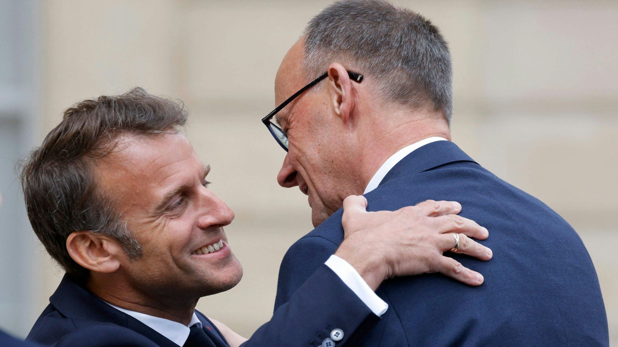 Der französische Präsident Emmanuel Macron (l.) begrüßt Bundeskanzler Friedrich Merz (CDU) bei seinem Antrittsbesuch in Paris.
