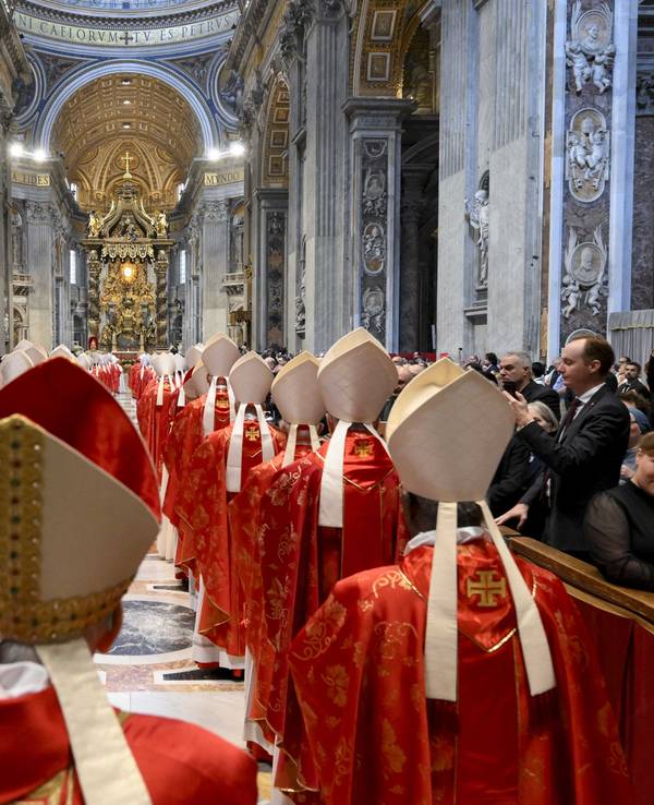 Kardinal Giovanni Battista Re leitet vor Beginn des Konklaves im Petersdom im Vatikan eine Messe.