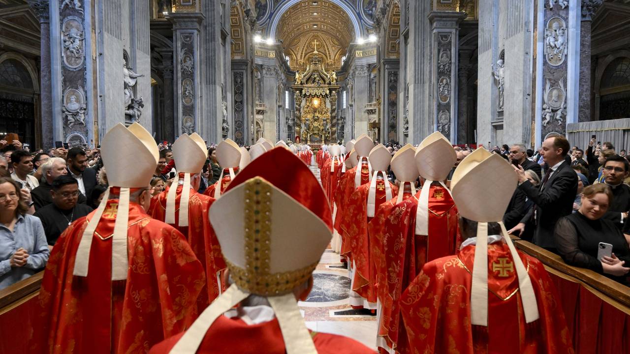 Kardinal Giovanni Battista Re leitet vor Beginn des Konklaves im Petersdom im Vatikan eine Messe.
