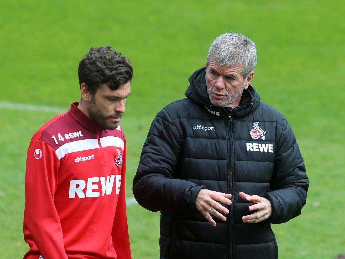Jonas Hector, hier am 5. Mai 2025 im Gespräch mit Friedhelm Funkel beim 1. FC Köln.