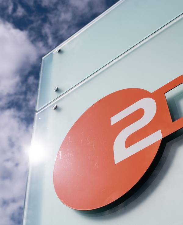 Logo des ZDF am Sendezentrum des Zweiten Deutschen Fernsehens.