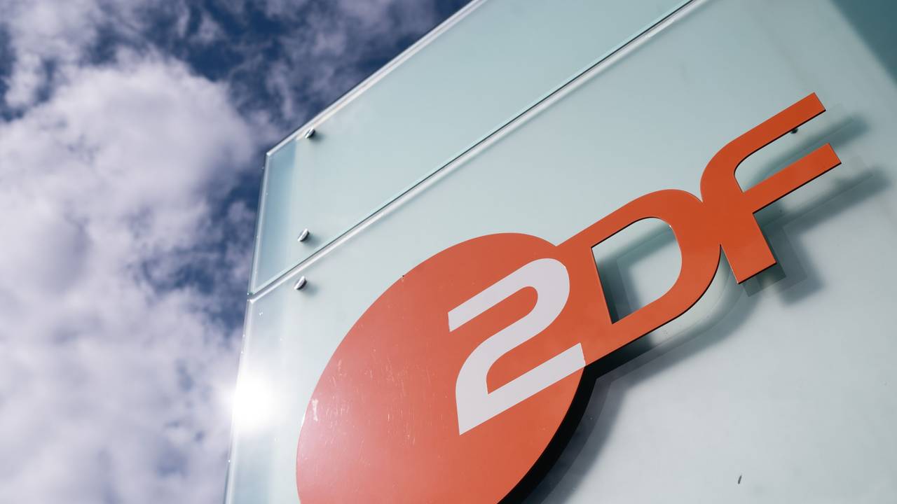 Logo des ZDF am Sendezentrum des Zweiten Deutschen Fernsehens.