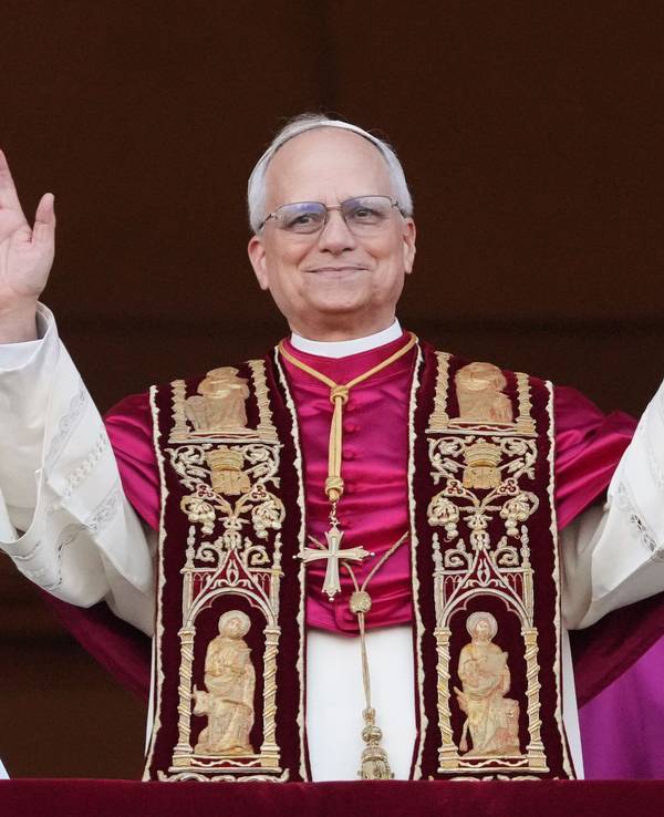 Der neu gewählte Papst Leo XIV., der US-Amerikaner Robert Prevost, winkt nach dem Konklave auf dem Balkon des Petersdoms im Vatikan.