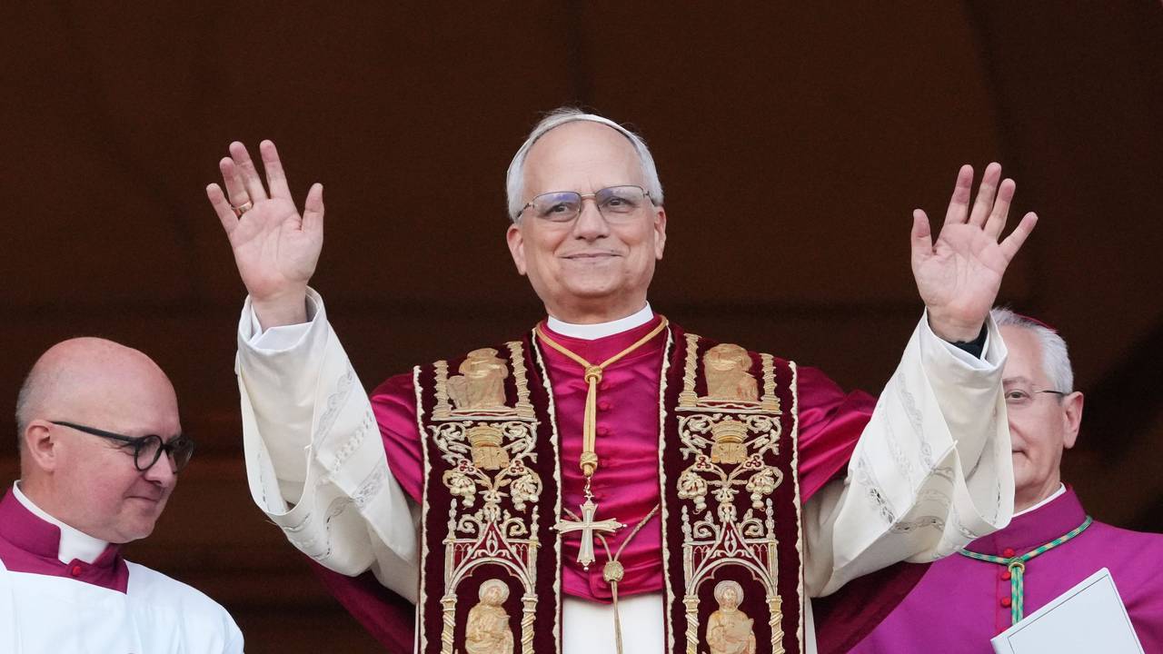 Der neu gewählte Papst Leo XIV., der US-Amerikaner Robert Prevost, winkt nach dem Konklave auf dem Balkon des Petersdoms im Vatikan.