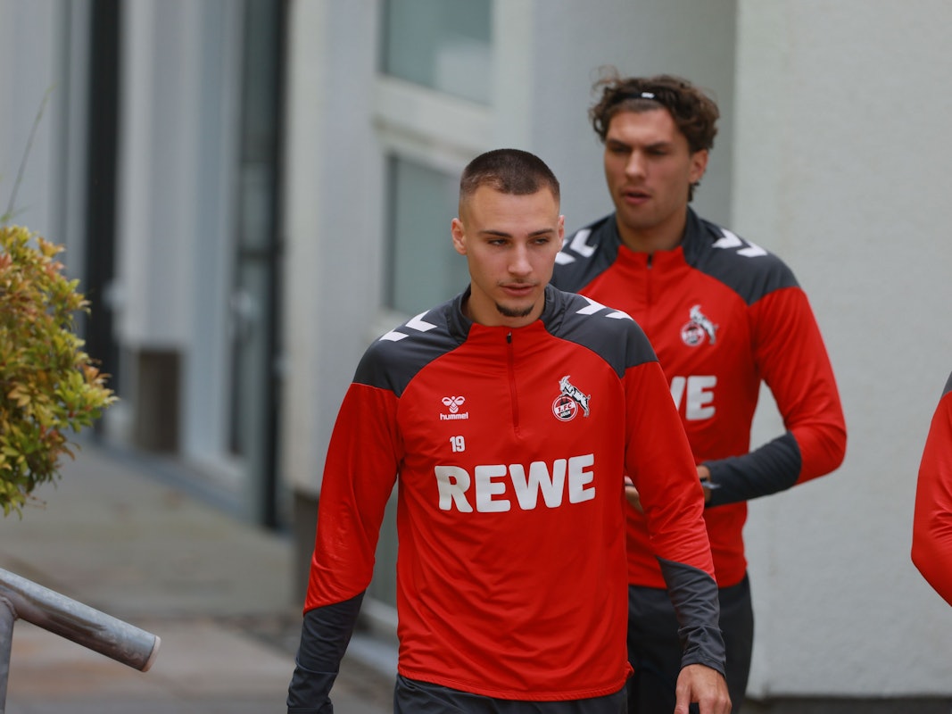 Tim Lemperle vor Julian Pauli am Geißbockheim.