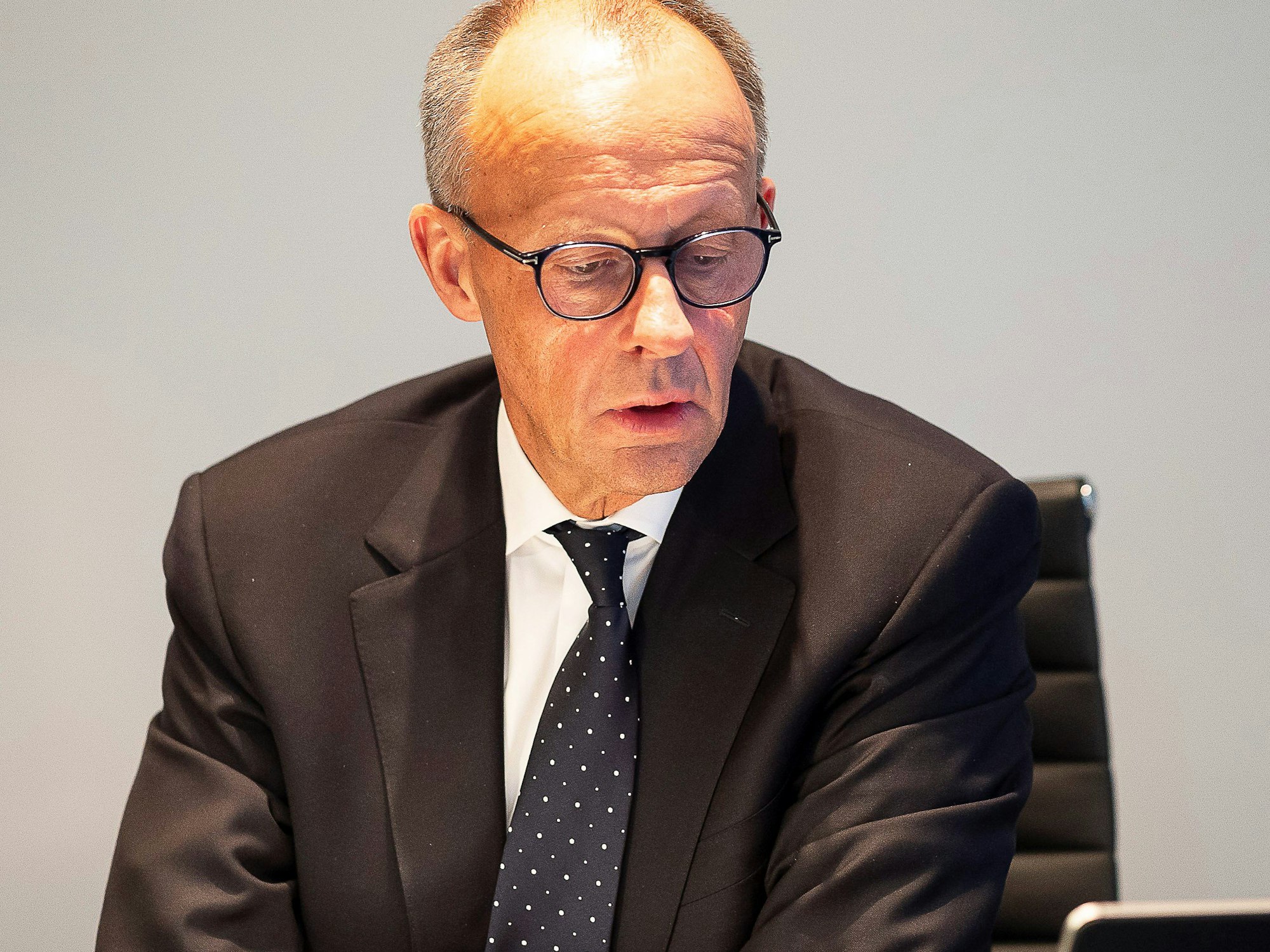 Dieses von der Bundesregierung zur Verfügung gestellte Foto zeigt Bundeskanzler Friedrich Merz (CDU) bei einem Telefonat mit US-Präsident Trump.