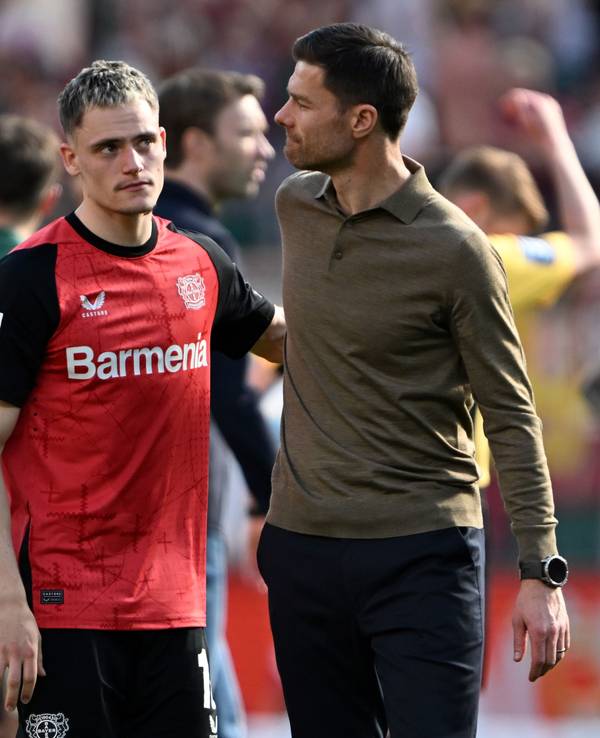 Florian Wirtz und Xabi Alonso nach einem Spiel.