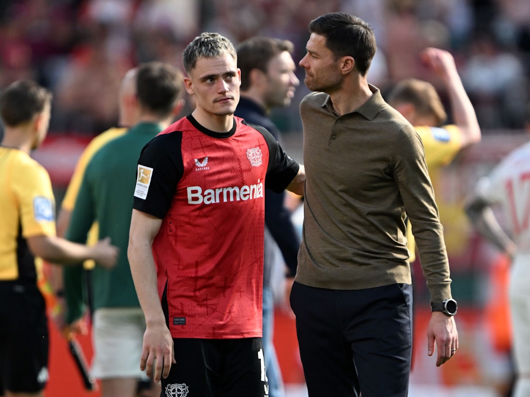 Florian Wirtz und Xabi Alonso nach einem Spiel.