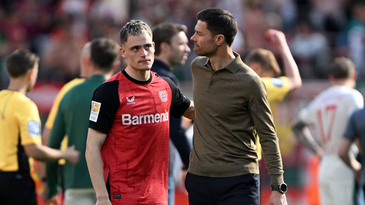 Florian Wirtz und Xabi Alonso nach einem Spiel.