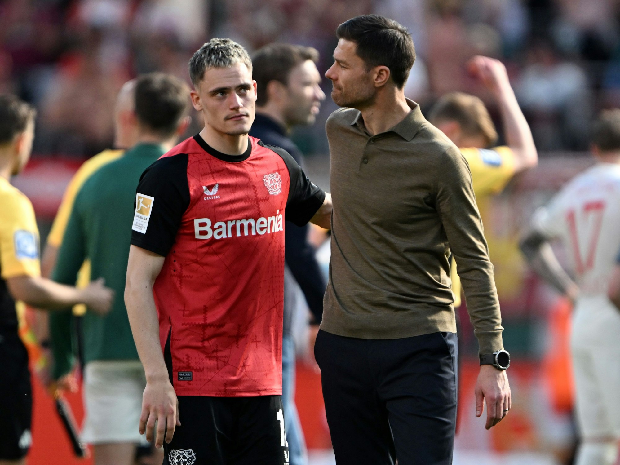 Florian Wirtz und Xabi Alonso nach einem Spiel.